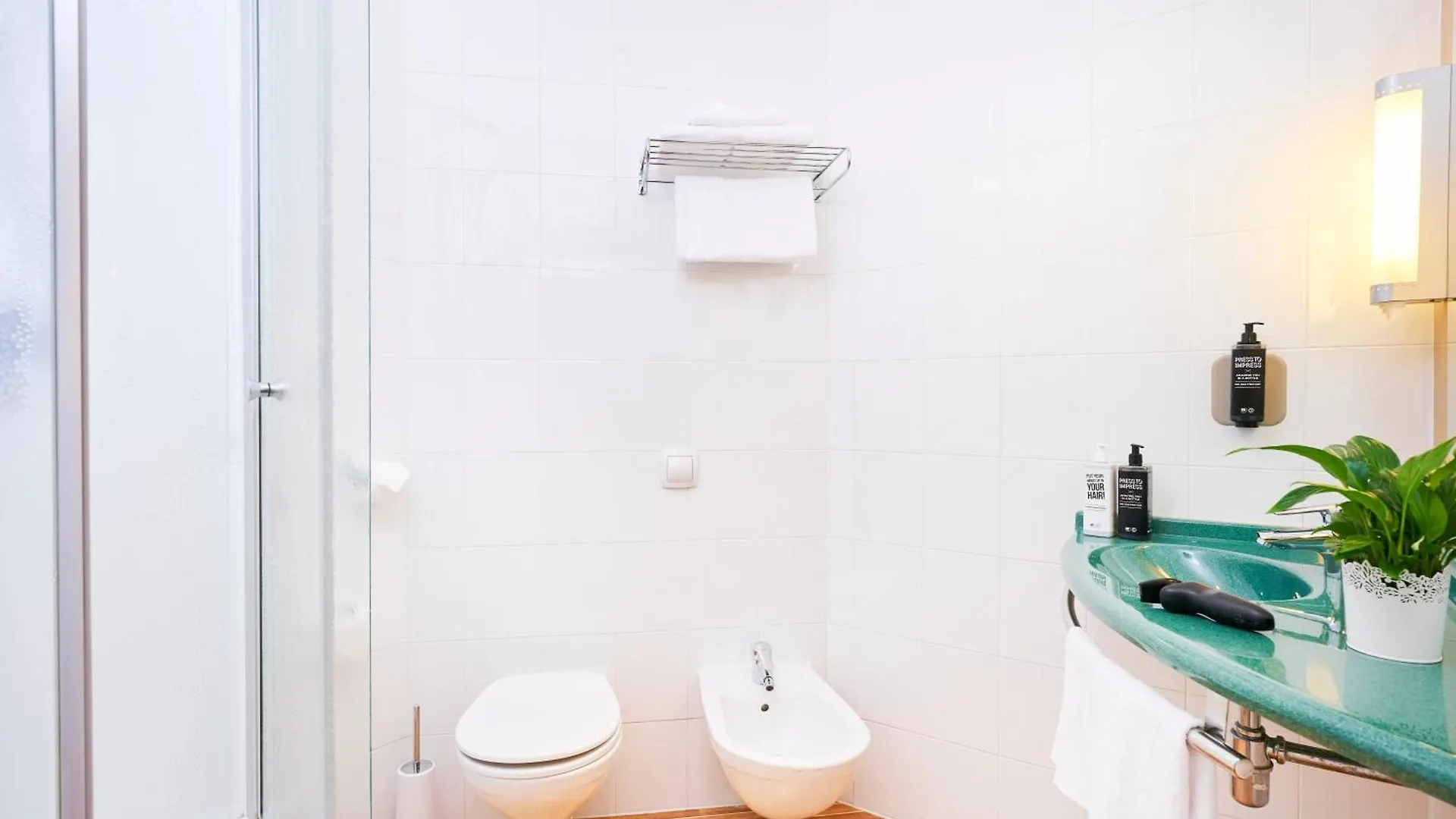 Ibis Como Grandate 3*,  Italia