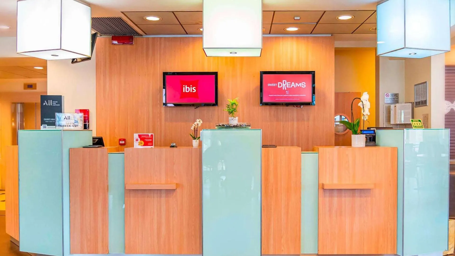 Ibis Como Grandate 3*,